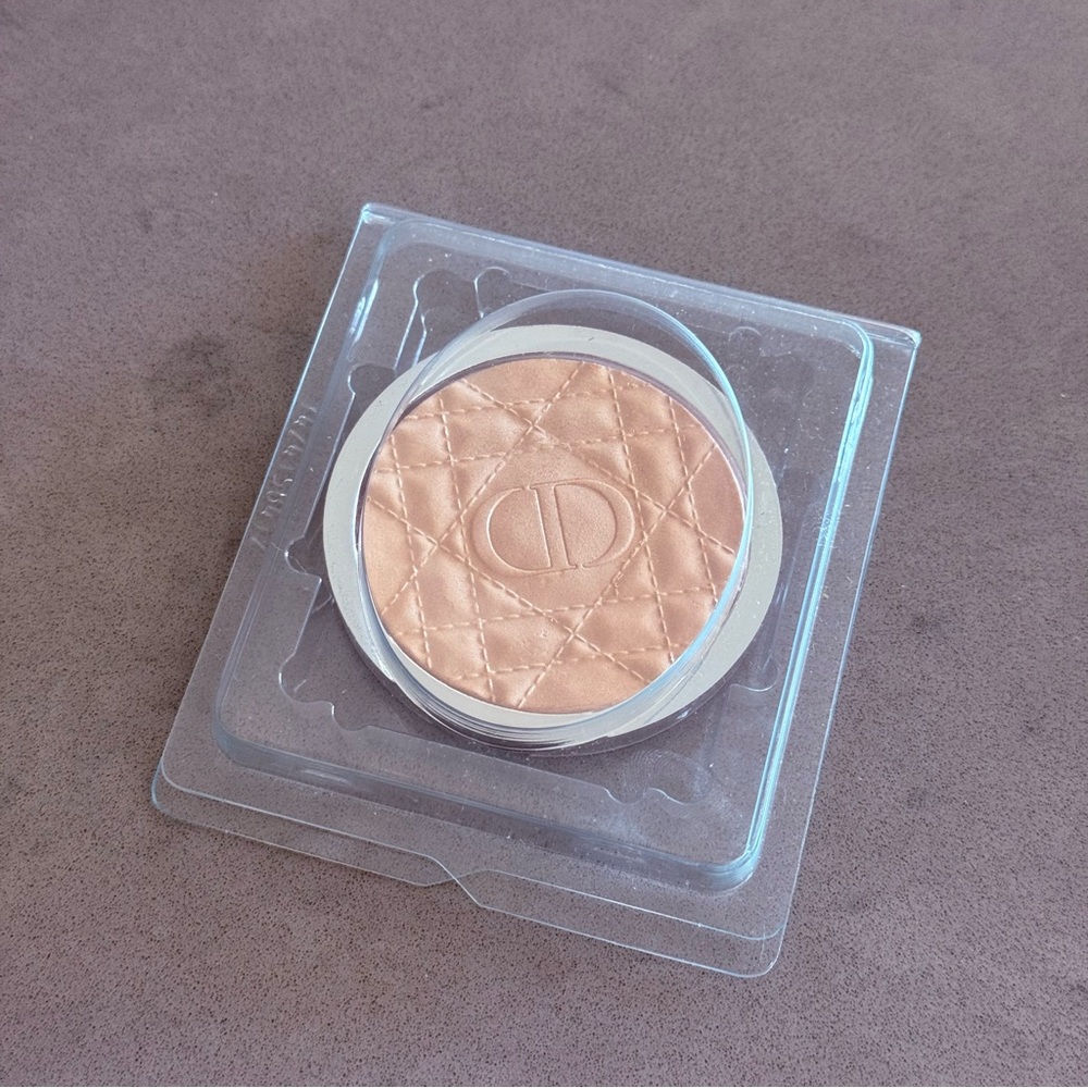 03 Dior Forever Glow Luminizer